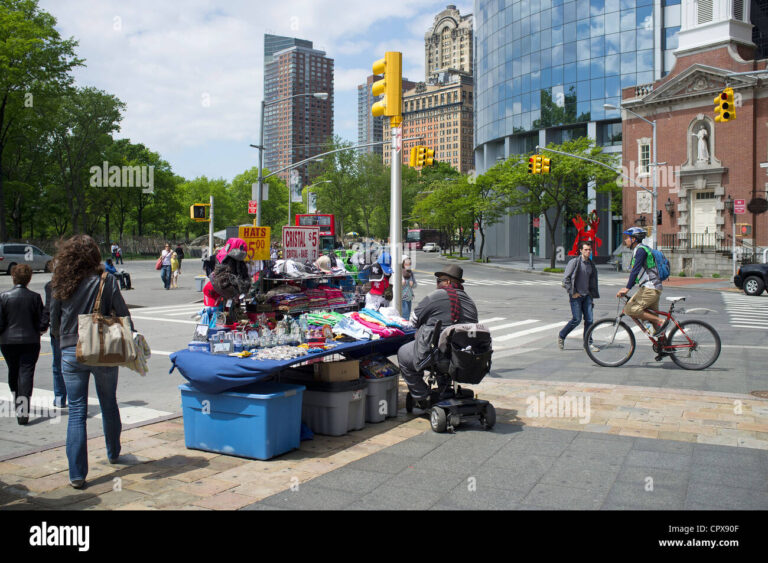 vendedores-ambulantes-en-mobilty-scooter-en-ferry-del-sur-de-manhattan-nueva-york-ee-uu-cpx90f