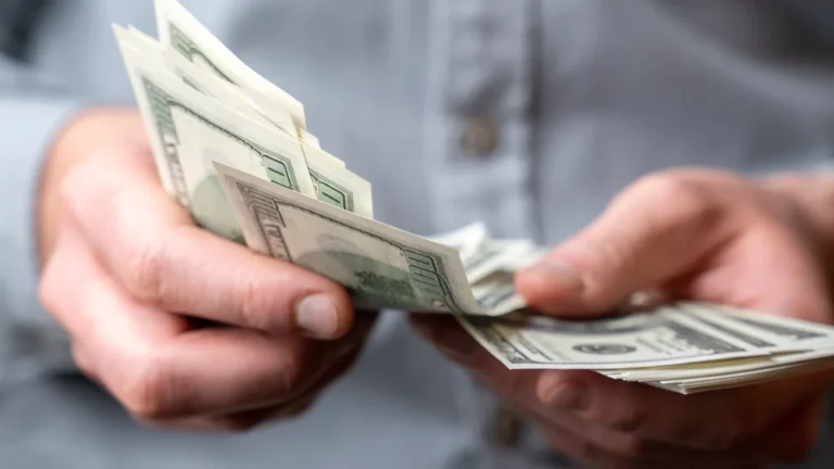 Dolares-shutterstock_1701716254-2