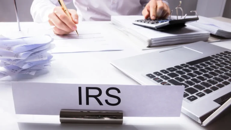 IRS-trabajador-shutterstock_1005704854