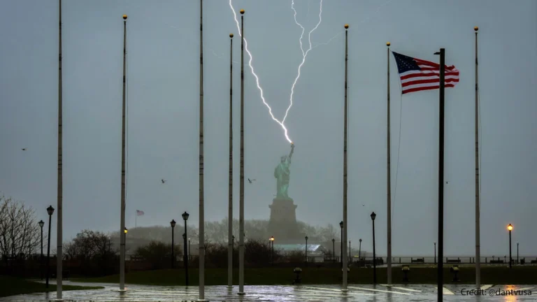 statue-of-liberty-lightning