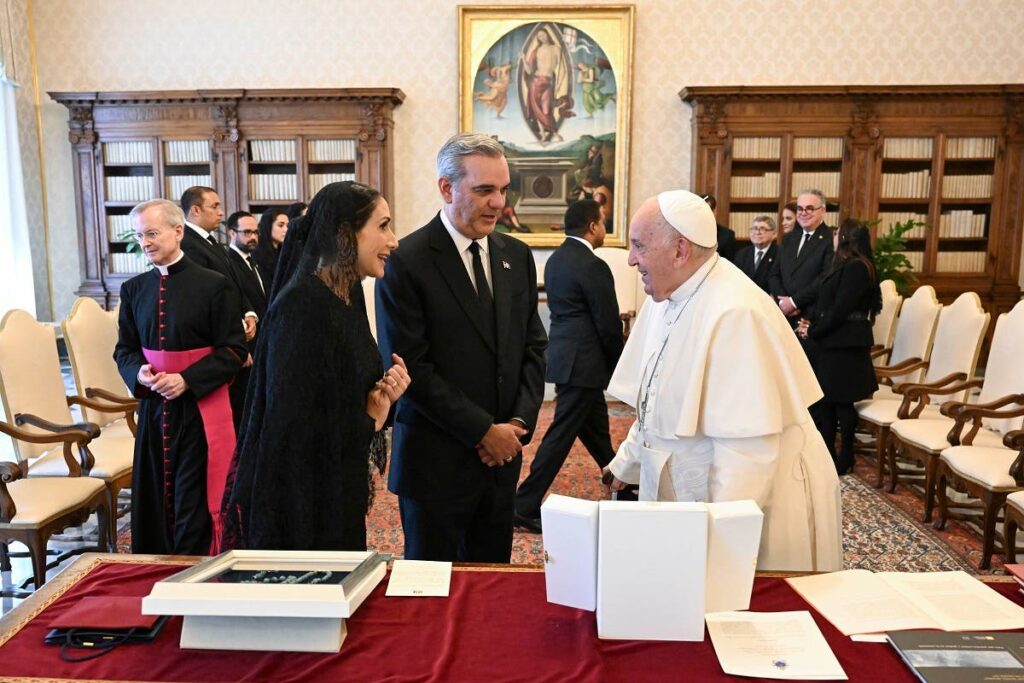 Abinader-y-su-esposa-recibidos-por-el-Papa-Francisco-este-lunes