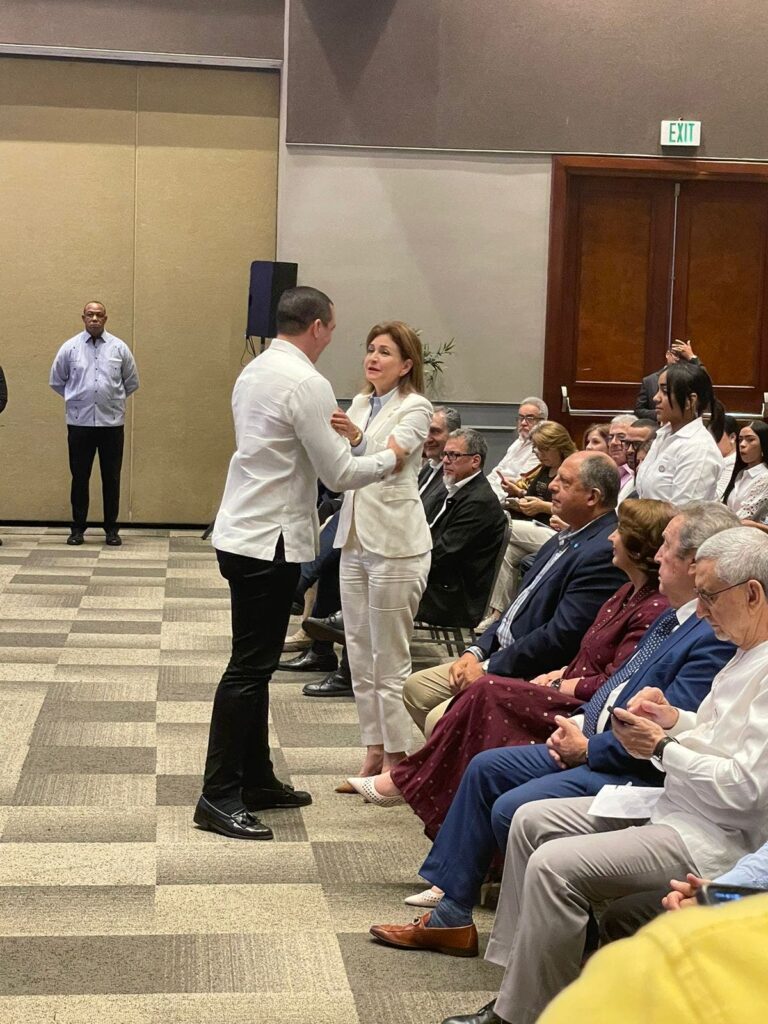 Vicepresidenta-Raquel-Pena-se-reune-con-observadores-internacionales-en-vispera-de-elecciones