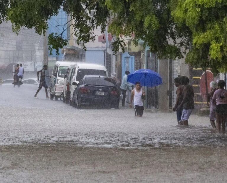 COE-mantiene-en-alerta-25-provincias-por-onda-tropical-y-vaguada