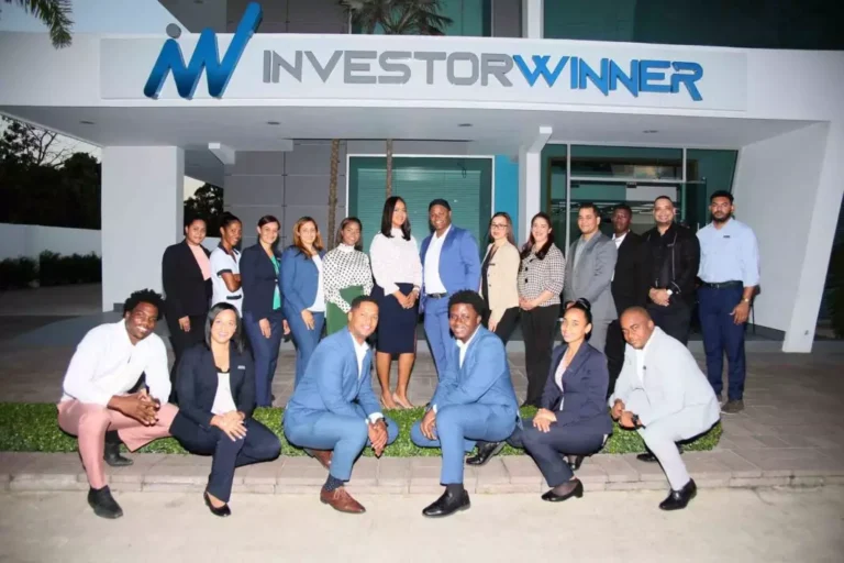 Equipo-investor-1-scaled-1-1068x712-1