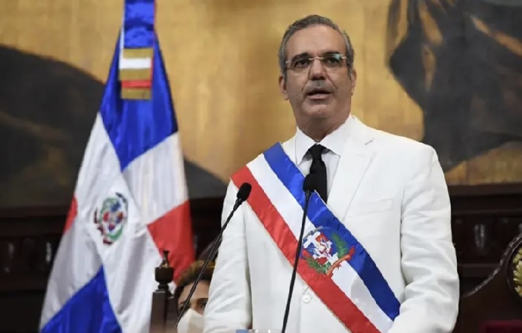 Abinader-con-banda-presidencial-