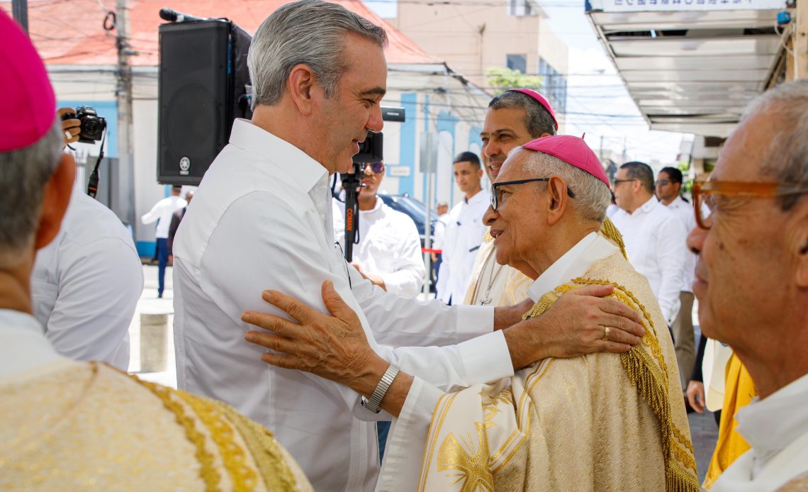 Abinader-y-Obispo-de-Santiago-1140x694