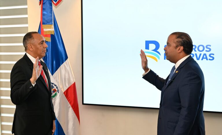 Juramentacion-de-Nelson-Arroyo-en-Seguros-Reservas-scaled