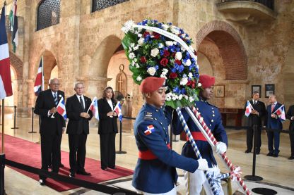Un-aspecto-de-la-ofrenda-floral-del-Inst.-Duartiano