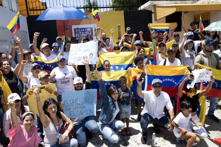 Venezolanos-apoyan-a-Edmundo-Gonzalez-en-una-protesta-ante-su-embajada-en-Santo-Domingo-728x485-1