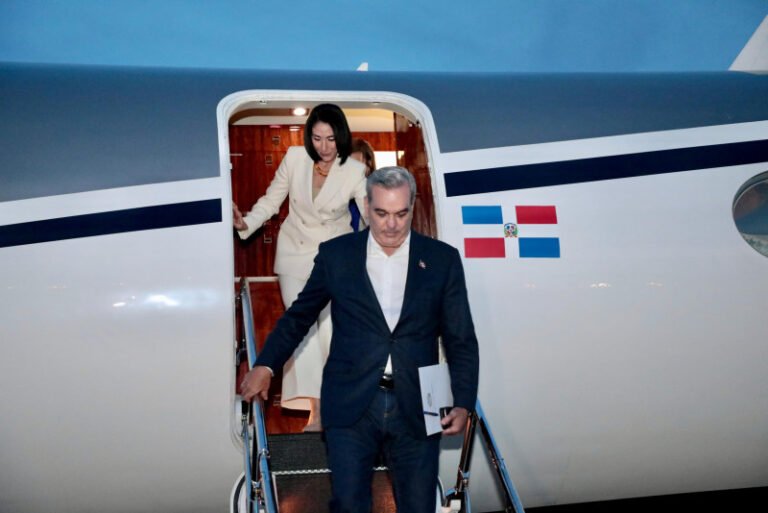 Abinader-y-esposa