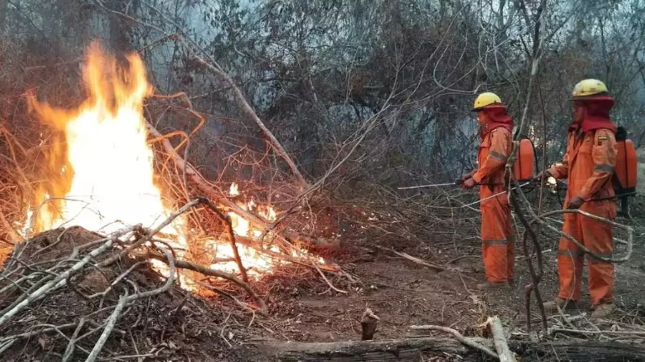 Bomberos-combaten-el-fuego-el-11-de-septiembre-en-una-comunidad-de-Santa-Cruz.-Foto-fuente-externa.