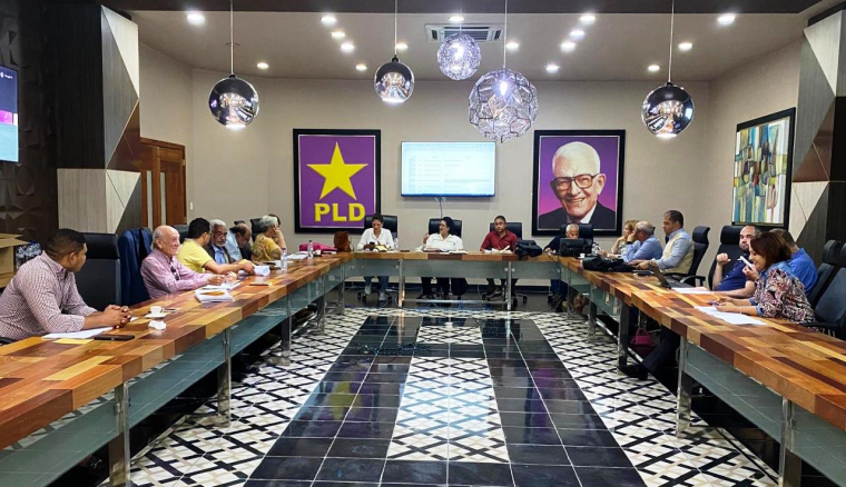 Comision-del-Congreso-del-PLD-entrega-a-las-15-subcomisiones-las-7020-propuestas-recibidas