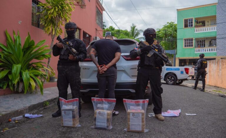 DNCD-apresa-hombre-e-incauta-drogas-1140x694