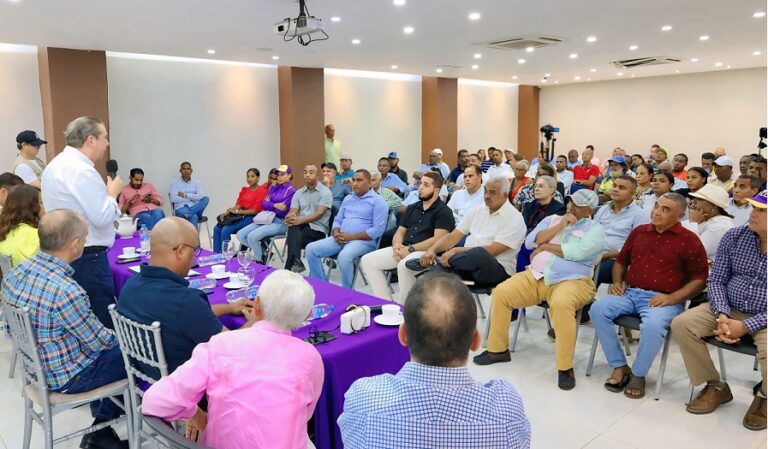 Francisco-Javier-Garcia-mientras-hablaba-ante-dirigentes-del-PLD-de-Hato-Mayor