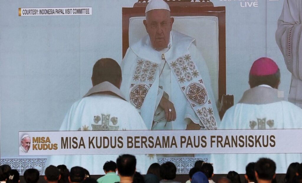 Papa-oficia-misa-en-Yakarta-1140x694