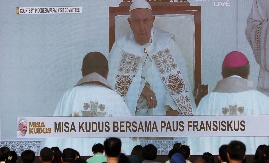 Papa-oficia-misa-en-Yakarta-1140x694