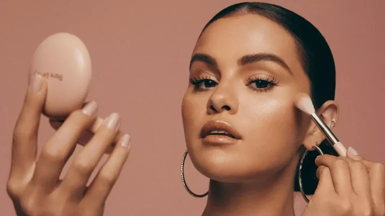 Selena-Gomez-usando-productos-de-su-marca-de-maquillaje.-Foto-fuente-externa.
