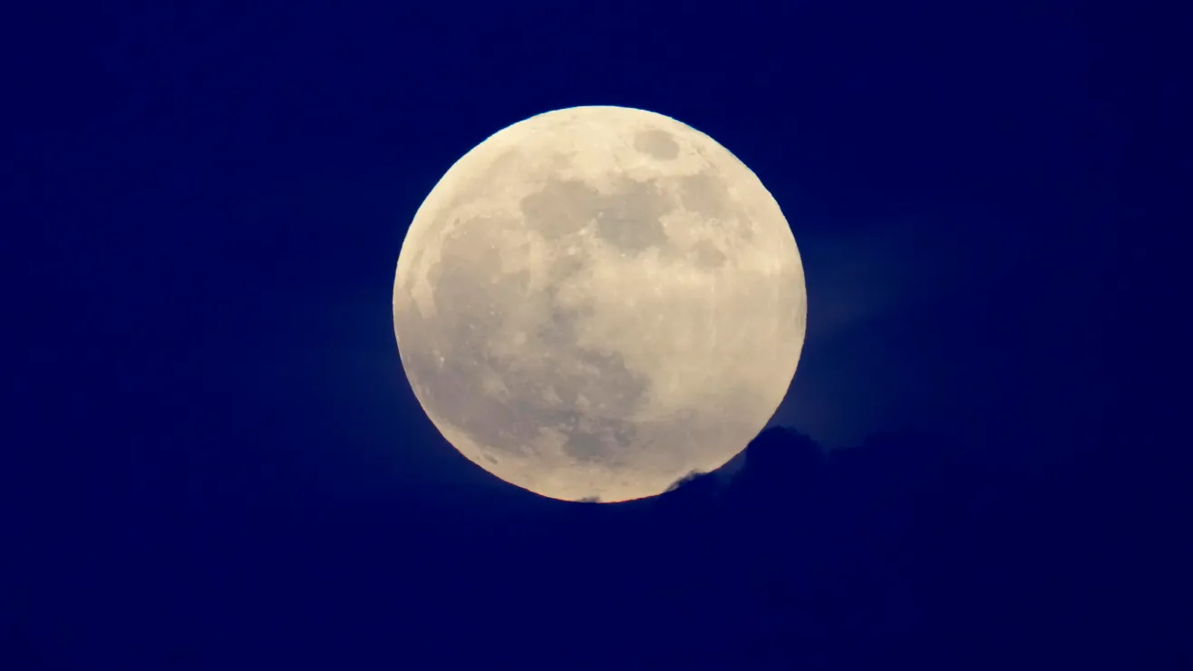 China-planea-construir-una-base-en-la-Luna-con-ladrillos-hechos-de-polvo-lunar-AP24291448720189