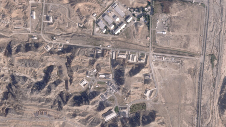 Imagenes-satelitales-muestran-el-dano-en-dos-bases-iranies-que-dejo-el-ataque-de-Israel