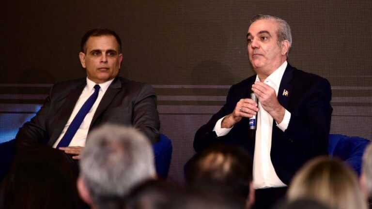 luis-abinader-y-jochi-vicente-defienden-la-reforma-fiscal_1-focus-0-0-896-504