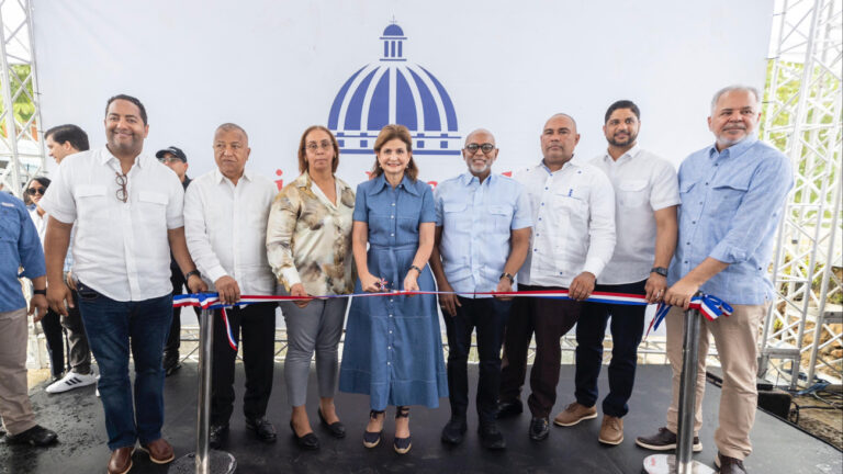 Vicepresidenta-Raquel-Pena-entrega-viviendas-espacios-deportivos-y-centros-comunitarios-para-mejorar-la-calidad-de-vida-en-San-Cristobal