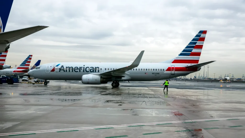 Avion-de-American-Airlines-es-arrastrado-por-fuertes-vientos-en-aeropuerto-de-Texas-AP23013003575995.jpg