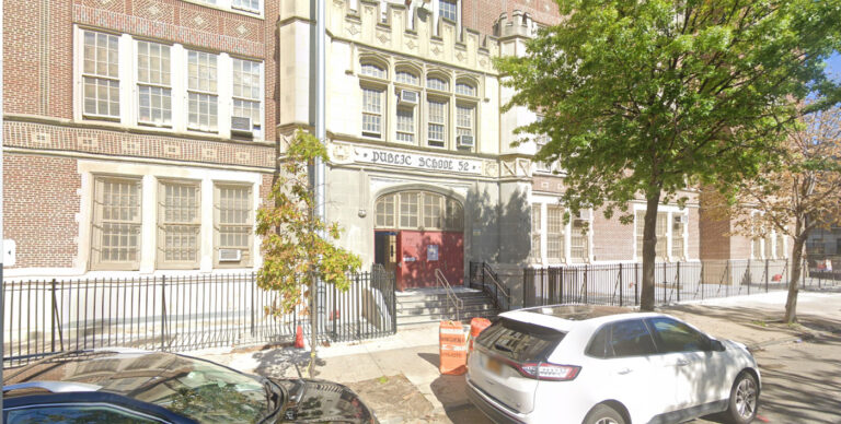 Coordinadora comunitaria dominicana en escuela