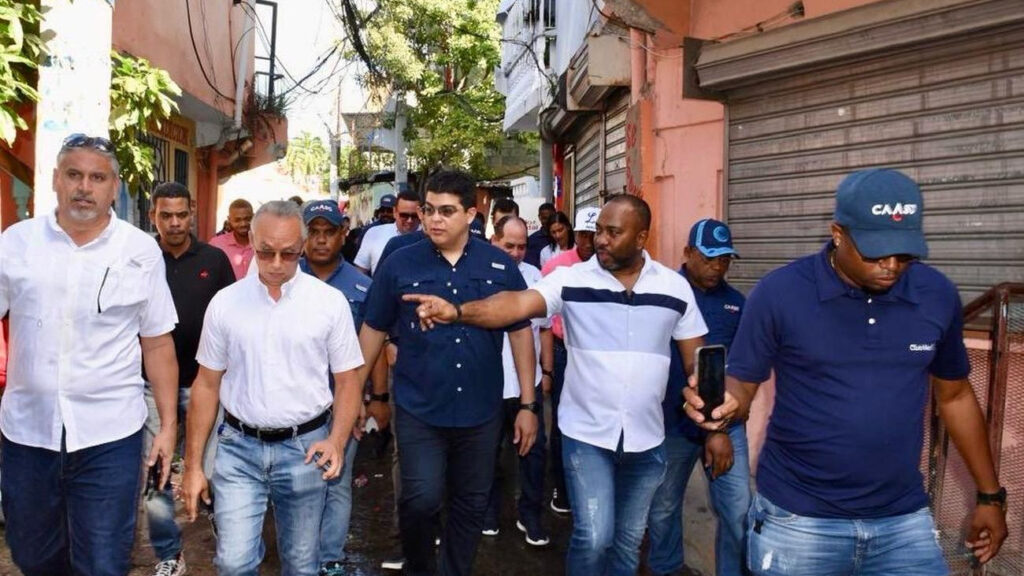Director-de-la-Caasd-encabeza-jornada-simultanea-de-limpieza-de-canadas-en-el-Gran-Santo-Domingo