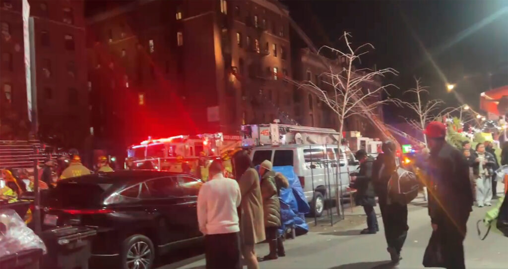 incendio en el Alto Manhattan deja dos bomberos