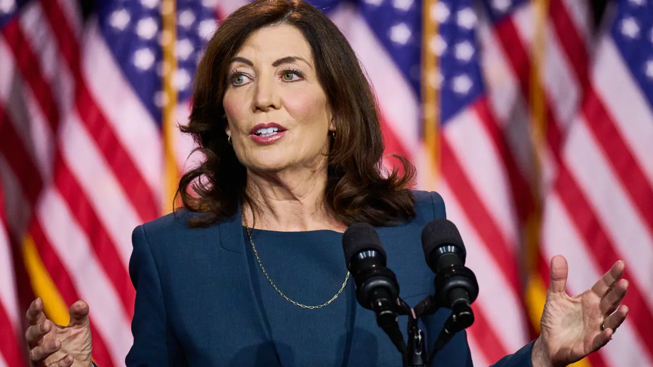 kathy-hochul-sobre-drones-nueva-york_shutterstock_2307252865.jpg