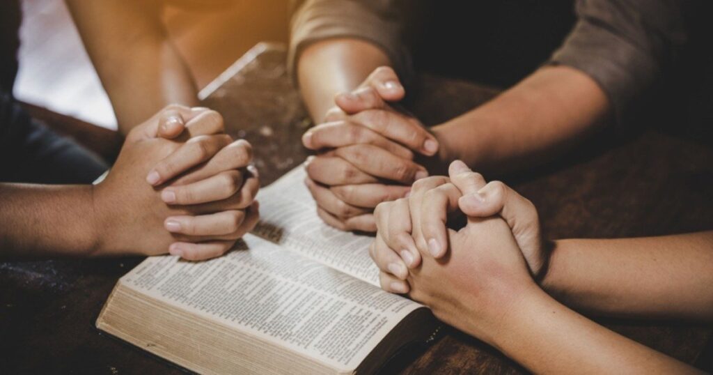 los-mejores-temas-para-orar-en-grupo-y-fortalecer-la-fe-juntos-1024x538