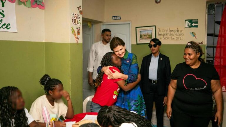 raquel-pena-comparten-con-los-ninos-del-hogar-familia-bethesda-focus-0-0-896-504
