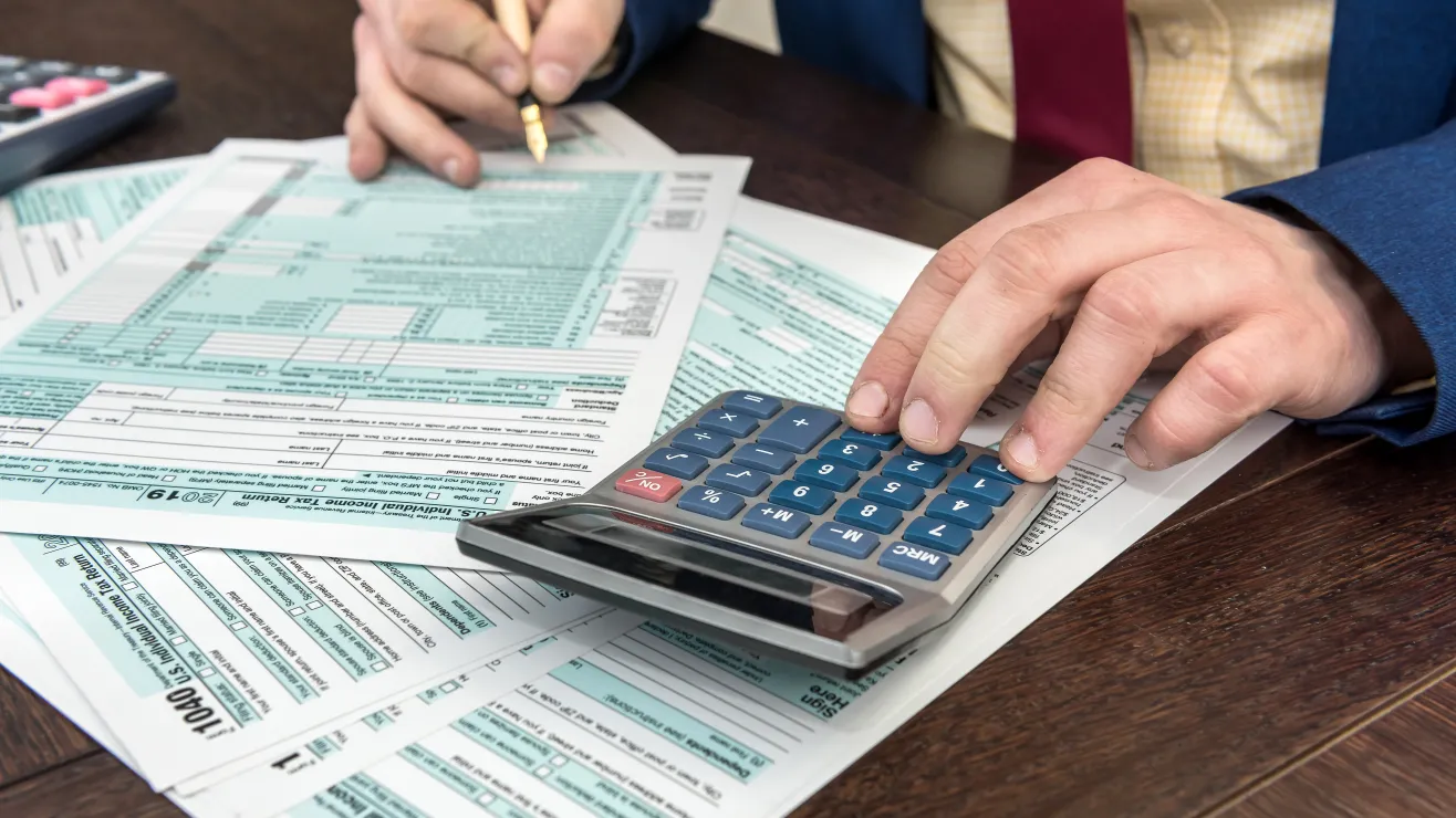 Impuestos-shutterstock_1668315808.jpg
