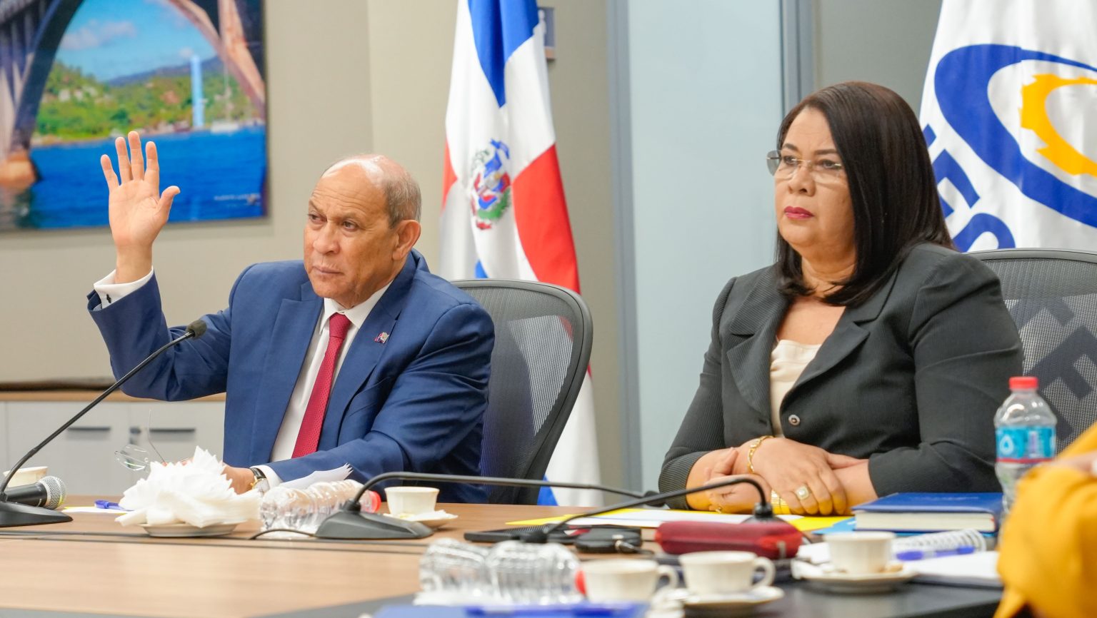 Rafael-Santos-Badia-Maira-Morla-a-la-derecha-en-traspaso-presidencia-Alianza-por-la-Formacion-Dual-1536x866