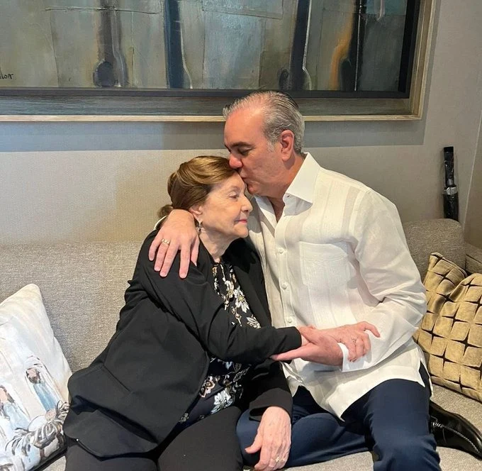 Luis-Abinader-felicita-su-madre-y-a-las-madres-dominicanas-en-su-dia