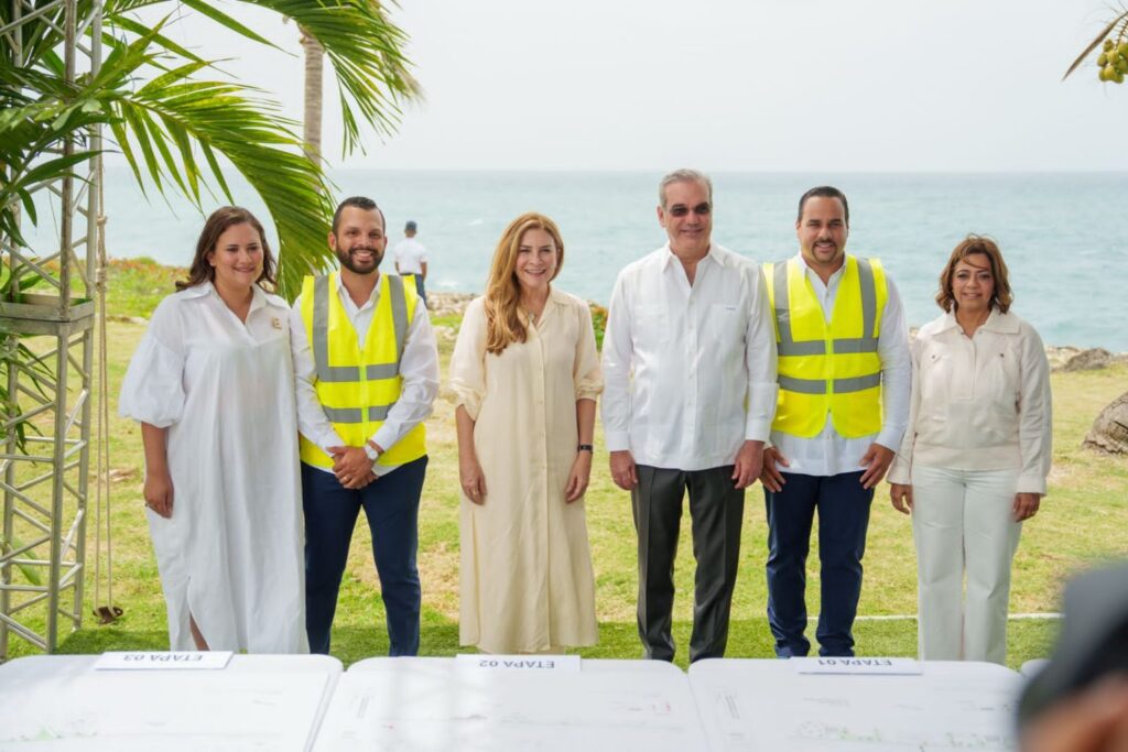 En-el-centro-Carolina-Mejia-y-Luis-Abinader-junto-a-personalidades-Foto-Alcaldia-del-DN-1536x1024