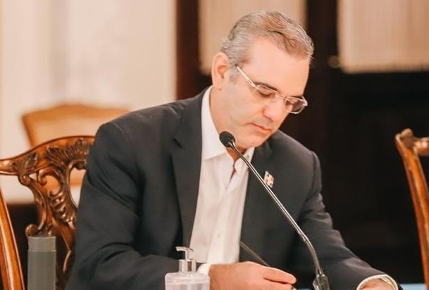 Abinader-firmando-