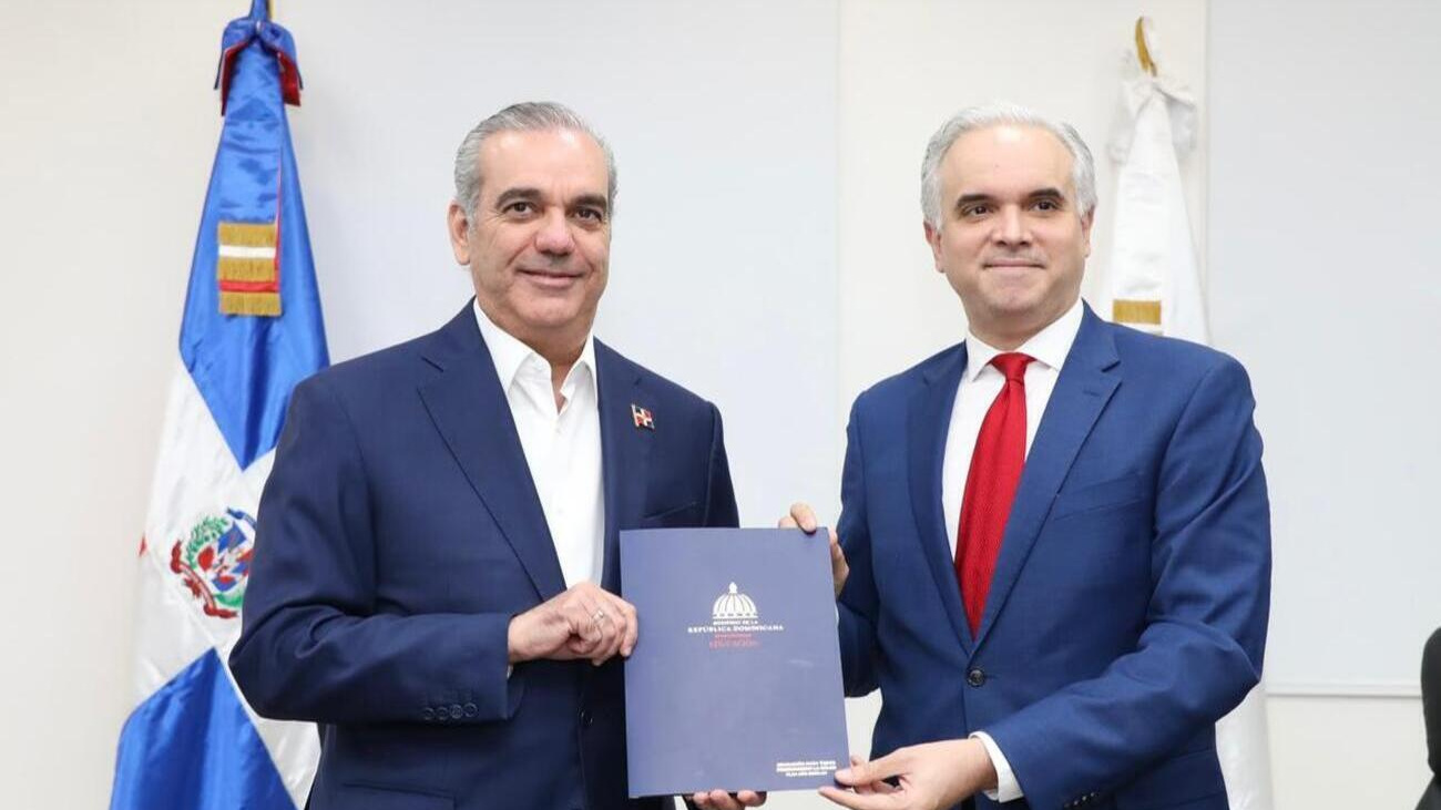 El-presidente-Abinader-y-el-ministro-de-Educacion-Luis-Miguel-Decamps