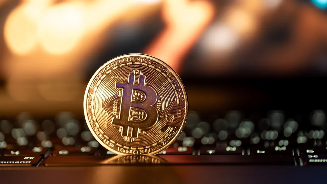 Los-analistas-estiman-que-el-bitcoin-mantendra-precios-elevados-en-los-proximos-meses-gracias-al-apoyo-del-gobierno-de-EE.UU_