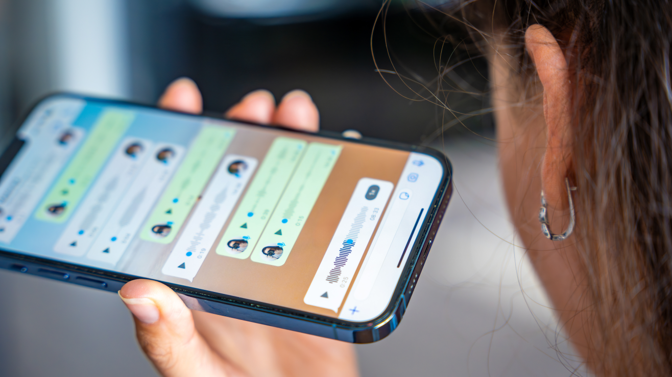 notas-de-voz-whatsapp-IA_shutterstock_2459586759