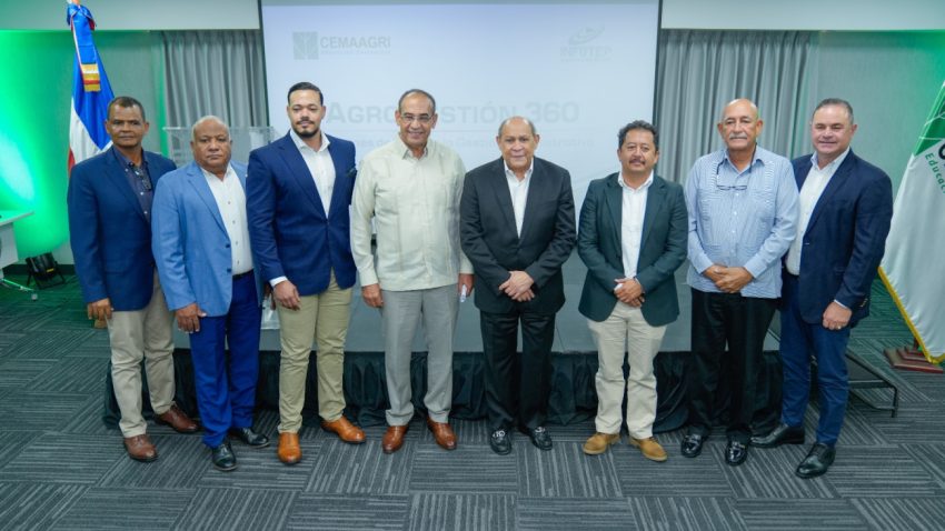 Director-del-Infotep-afirma-que-la-formacion-es-clave-para-la-sostenibilidad-agricola-durante-apertura-de-panel-Agro-Gestion-360-850x478