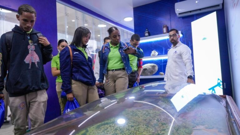 Inicia-la-Ruta-Educativa-del-sector-de-energia-y-minas-en-la-FILSD-2025-850x478