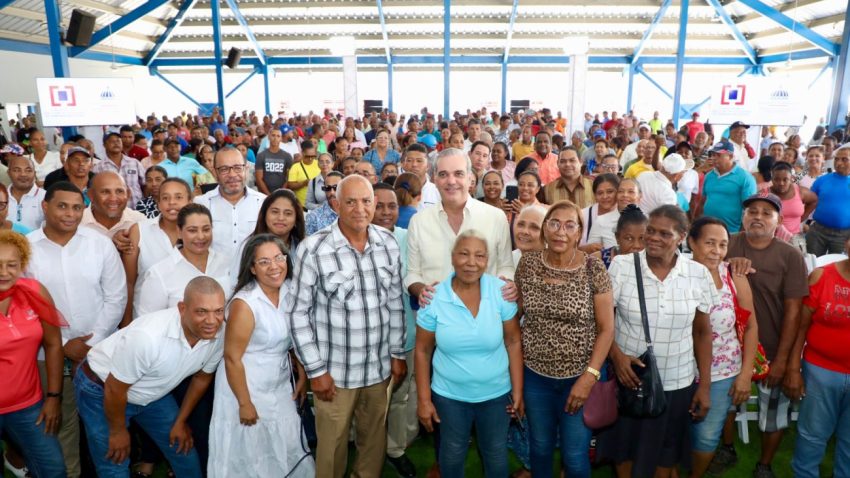 Presidente-Abinader-lanza-programa-de-titulacion-que-impactara-a-mas-de-25000-personas-con-la-entrega-de-titulos-de-propiedad-en-Puerto-Plata-850x478