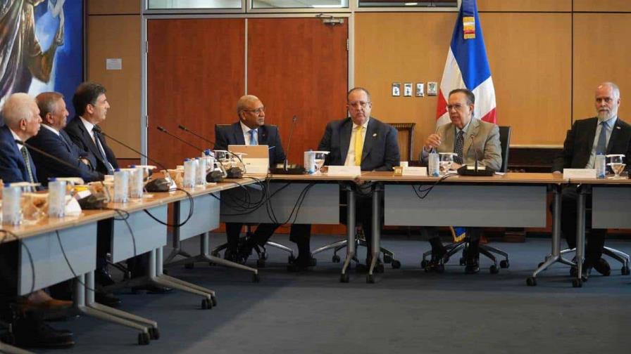 crop-w2229-h1486-gobierno-y-banca-revisan-economia-ante-alza-del-dolar-4dbccf55-focus-min0.03-0.56-896-504