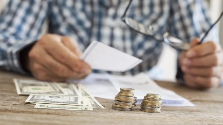 seguro-social-pago-aumento-cola-shutterstock_503898637