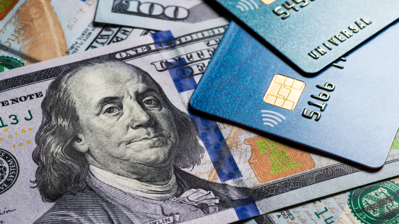 tarjeta-de-credito-ahorro-miles-de-dolares-shutterstock_2237124063