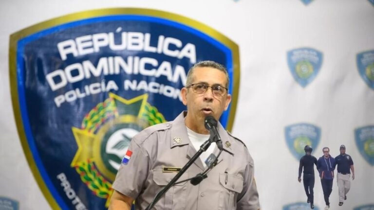 Dos-carros-estallan-en-llamas-en-un-centro-de-salud-Pedernales-2