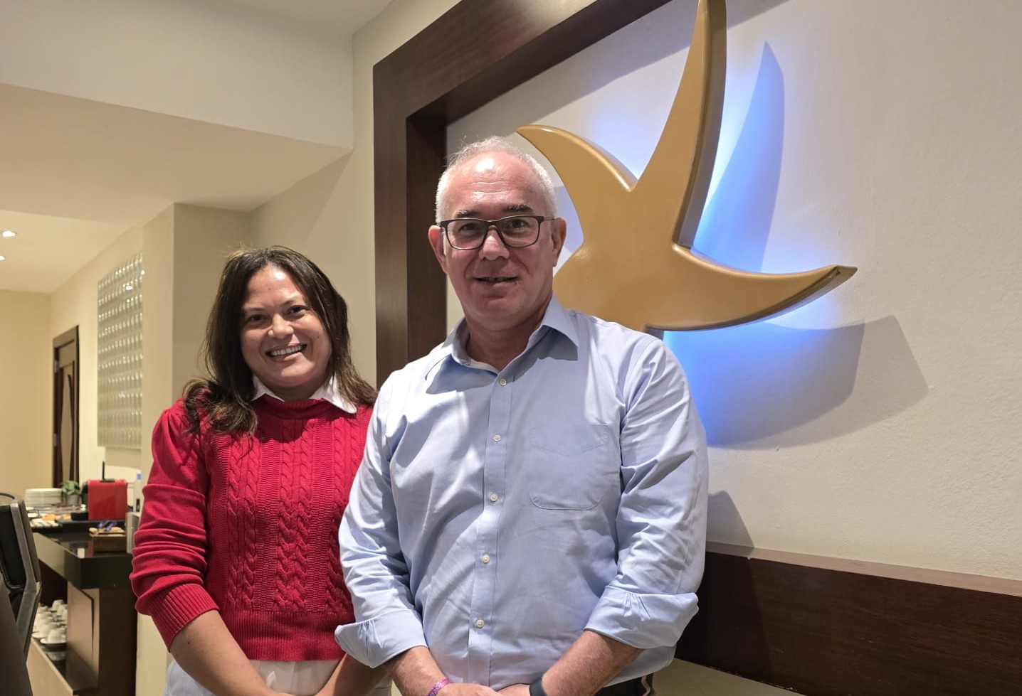 Ercira-del-Villar-encargada-de-la-Oficina-Satelite-del-INFOTEP-en-Bavaro-y-Luis-Zamora-Chief-People-Officer-de-Grupo-Iberostar-1-1