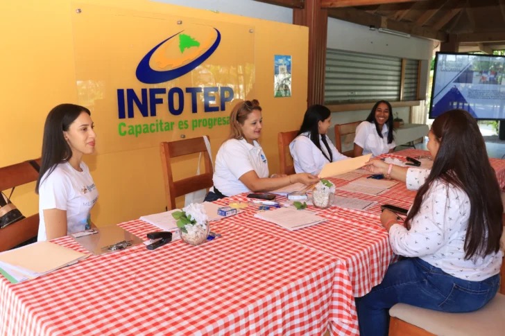 Jornada-de-empleo-de-INFOTEP-y-Grupo-Ramos-selecciona-a-59-aspirantes-para-nueva-tienda-en-Tenares-728x485