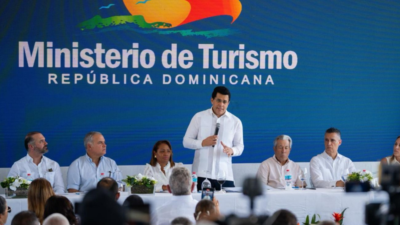 Ministerio-de-Turismo-inaugura-moderno-estacionamiento-de-26000-metros-cuadrados-en-playa-de-Bayahibe